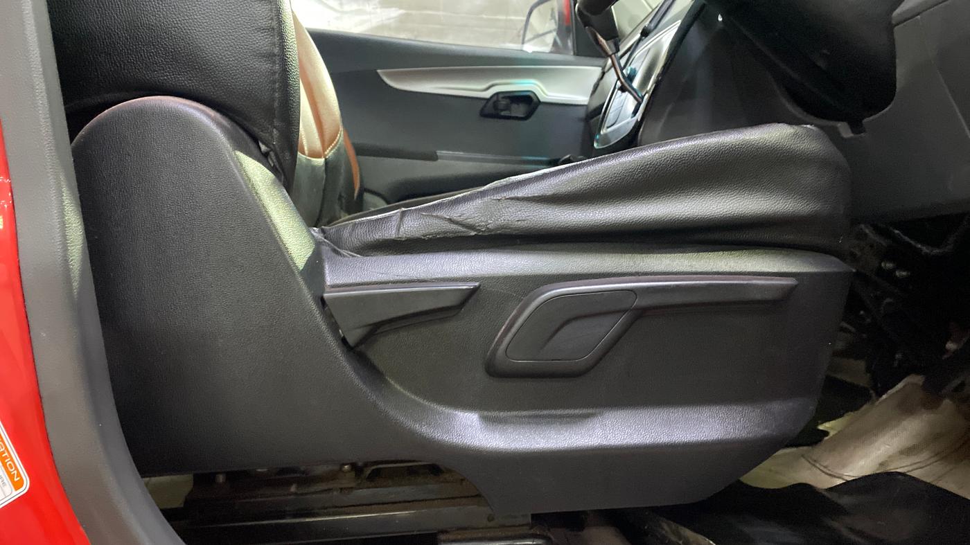 2019 Mahindra KUV 100 NXT K6+ D 6 STR, Diesel, Manual, 97,267 km, Driver Side Adjustment Panel