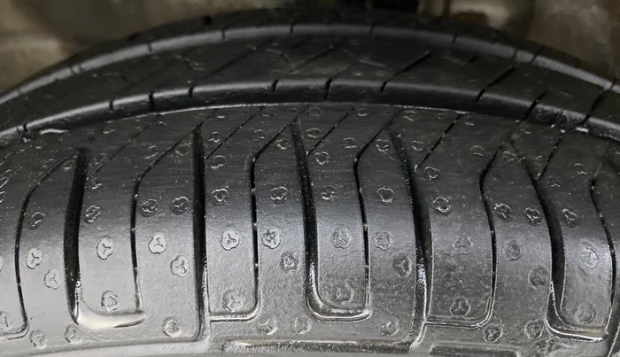 2011 Maruti Wagon R 1.0 VXI, Petrol, Manual, 41,065 km, Left Front Tyre Tread