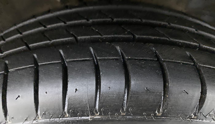 2011 Maruti Wagon R 1.0 VXI, Petrol, Manual, 41,065 km, Right Front Tyre Tread