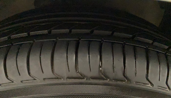 2016 Maruti Celerio VXI CNG, CNG, Manual, 70,855 km, Right Front Tyre Tread