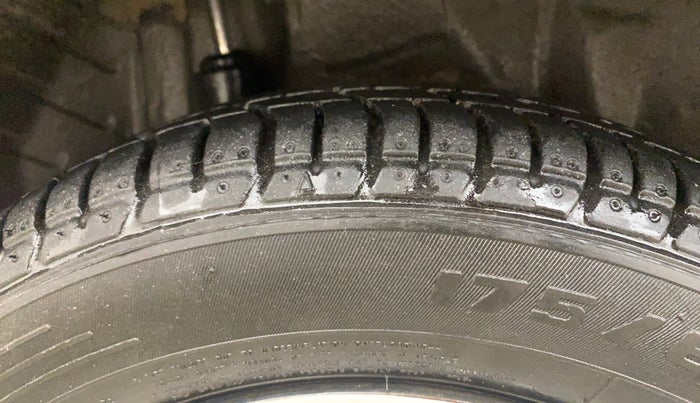 2015 Honda Amaze 1.2L I-VTEC SX, Petrol, Manual, 1,03,952 km, Right Rear Tyre Tread