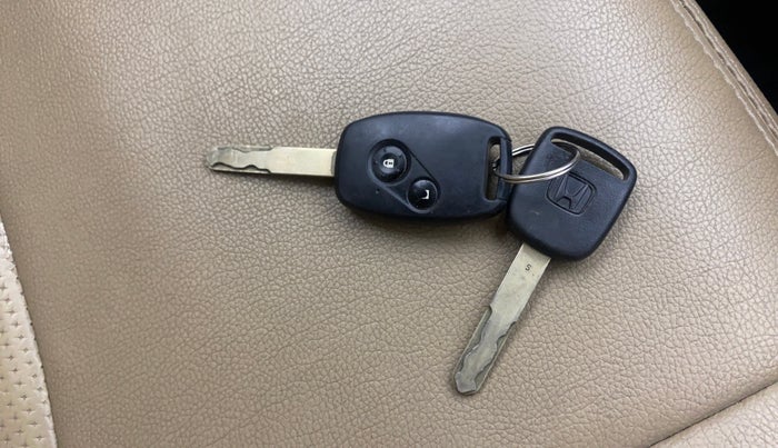 2015 Honda Amaze 1.2L I-VTEC SX, Petrol, Manual, 1,03,952 km, Key Close Up