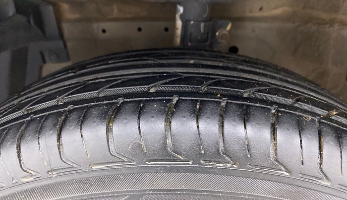 2016 Maruti Swift Dzire VXI, Petrol, Manual, 1,22,231 km, Left Front Tyre Tread