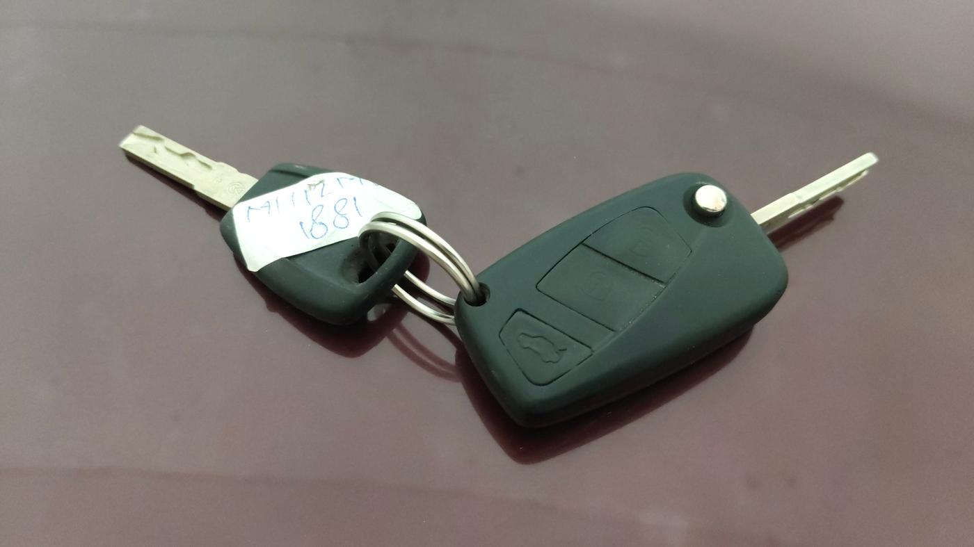 2016 Fiat Linea EMOTION 1.4 L T JET, Petrol, Manual, 22,298 km, Key Close Up