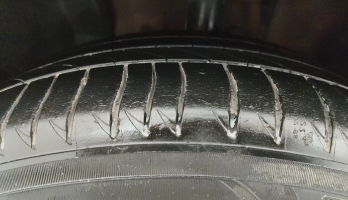 2016 Fiat Linea EMOTION 1.4 L T JET, Petrol, Manual, 22,223 km, Left Front Tyre Tread