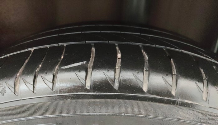 2016 Fiat Linea EMOTION 1.4 L T JET, Petrol, Manual, 22,223 km, Left Rear Tyre Tread