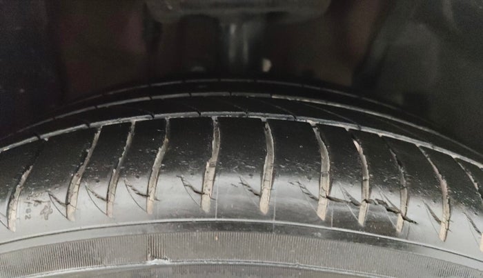 2016 Fiat Linea EMOTION 1.4 L T JET, Petrol, Manual, 22,223 km, Right Front Tyre Tread