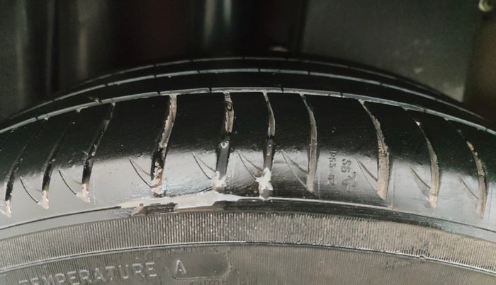 2016 Fiat Linea EMOTION 1.4 L T JET, Petrol, Manual, 22,223 km, Right Rear Tyre Tread