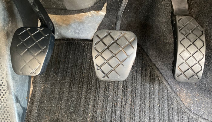 2016 Skoda Rapid AMBITION 1.6 MPI MT, Petrol, Manual, 82,089 km, Pedals