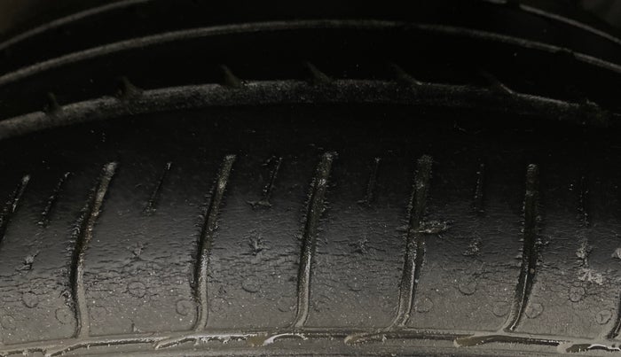 2016 Skoda Rapid AMBITION 1.6 MPI MT, Petrol, Manual, 82,089 km, Left Rear Tyre Tread