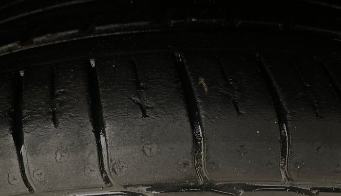 2016 Skoda Rapid AMBITION 1.6 MPI MT, Petrol, Manual, 82,089 km, Right Front Tyre Tread