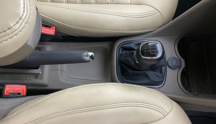 2016 Skoda Rapid AMBITION 1.6 MPI MT, Petrol, Manual, 82,089 km, Gear Lever