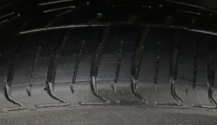 2016 Skoda Rapid AMBITION 1.6 MPI MT, Petrol, Manual, 82,089 km, Right Rear Tyre Tread