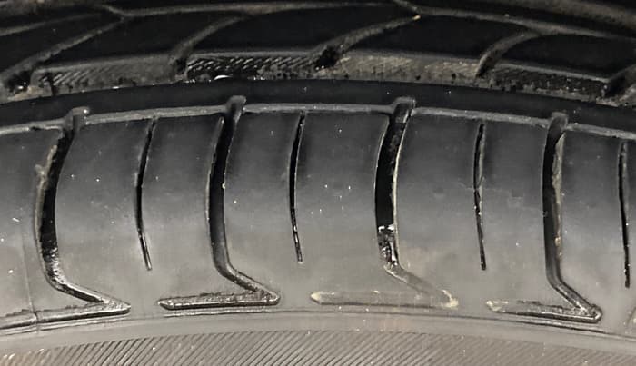 2016 Volkswagen Vento HIGHLINE 1.5 AT, Diesel, Automatic, 1,22,532 km, Left Front Tyre Tread