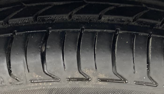 2016 Volkswagen Vento HIGHLINE 1.5 AT, Diesel, Automatic, 1,22,532 km, Right Front Tyre Tread