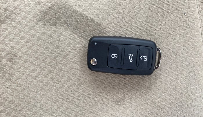 2013 Skoda Rapid ELEGANCE 1.6 TDI CR MT, Diesel, Manual, 85,878 km, Key Close Up