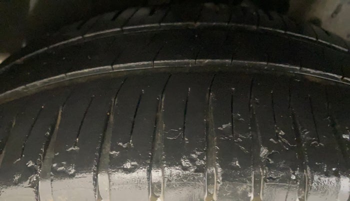 2013 Skoda Rapid ELEGANCE 1.6 TDI CR MT, Diesel, Manual, 85,878 km, Right Rear Tyre Tread