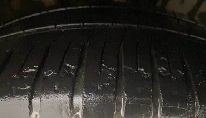 2013 Skoda Rapid ELEGANCE 1.6 TDI CR MT, Diesel, Manual, 85,878 km, Right Front Tyre Tread