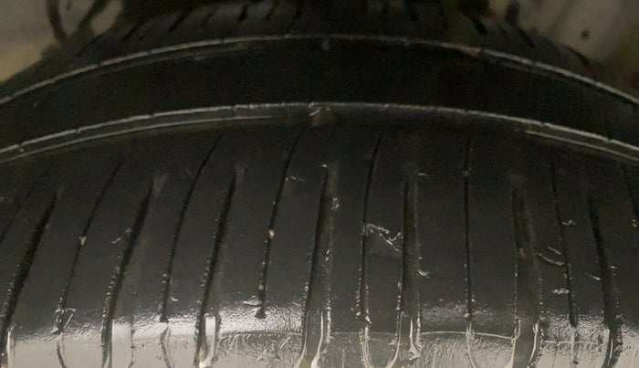 2013 Skoda Rapid ELEGANCE 1.6 TDI CR MT, Diesel, Manual, 85,878 km, Left Rear Tyre Tread