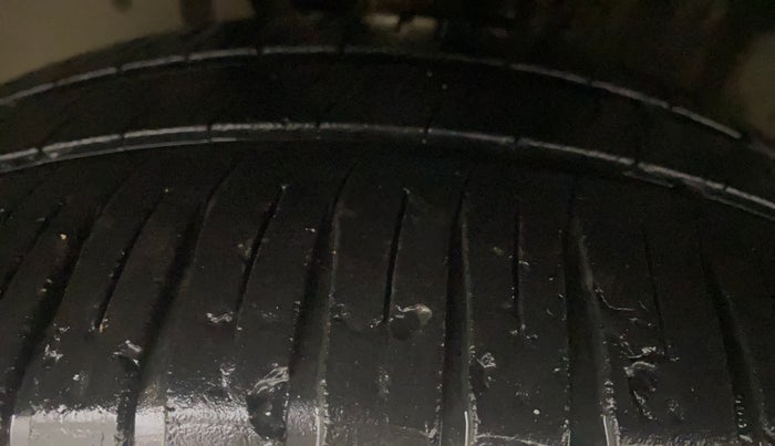 2013 Skoda Rapid ELEGANCE 1.6 TDI CR MT, Diesel, Manual, 85,878 km, Left Front Tyre Tread