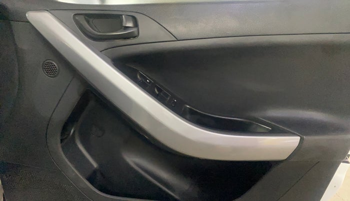 2022 Tata NEXON XM PLUS SUNROOF PETROL, Petrol, Manual, 60,067 km, Driver Side Door Panels Control