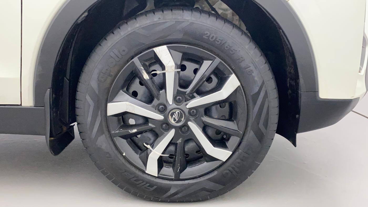 2022 Mahindra XUV300 W6 1.2 PETROL AMT, Petrol, Automatic, 16,034 km, Right Front Wheel