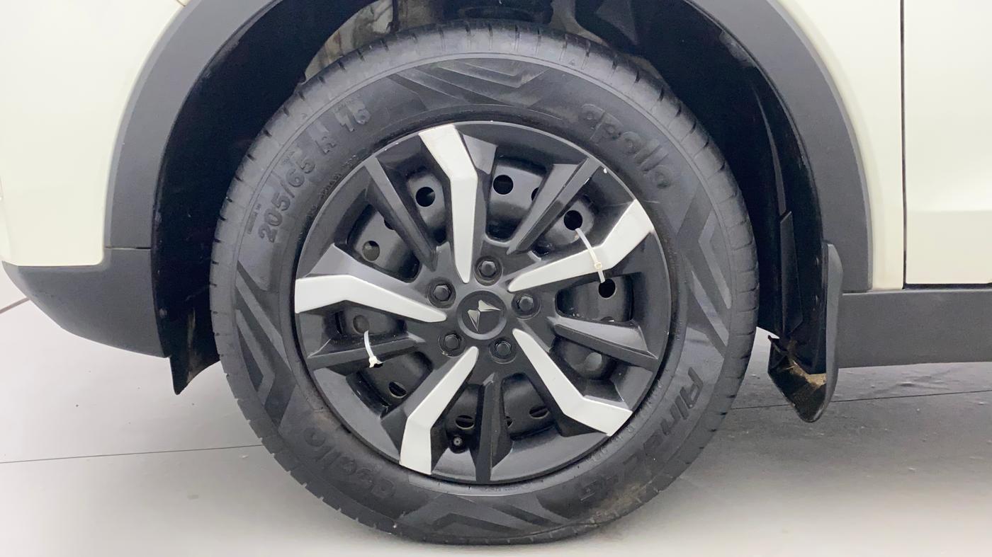 2022 Mahindra XUV300 W6 1.2 PETROL AMT, Petrol, Automatic, 16,034 km, Left Front Wheel