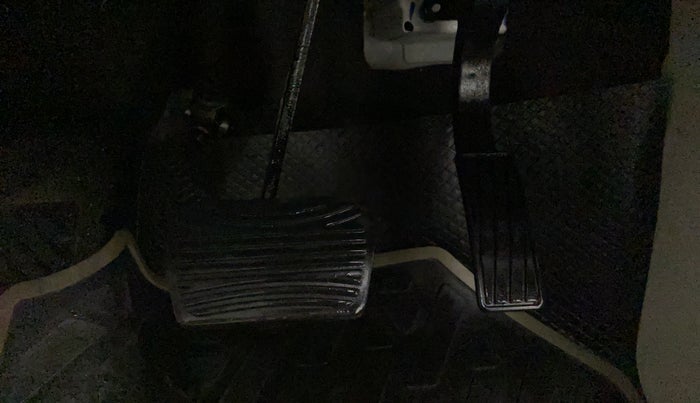 2022 Mahindra XUV300 W6 1.2 PETROL AMT, Petrol, Automatic, 16,034 km, Pedals
