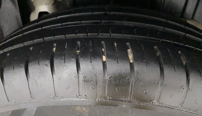 2022 Mahindra XUV300 W6 1.2 PETROL AMT, Petrol, Automatic, 16,034 km, Left Rear Tyre Tread