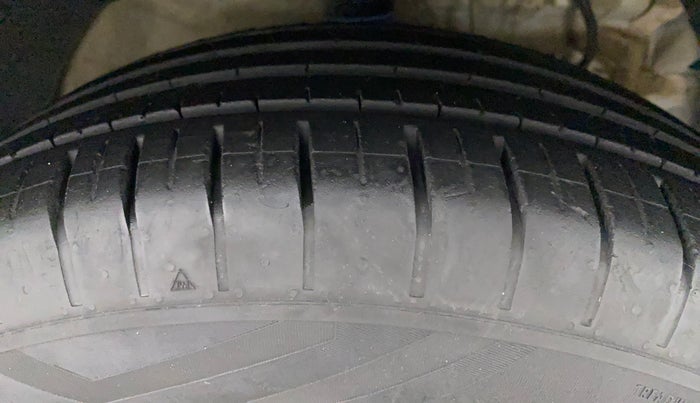 2022 Mahindra XUV300 W6 1.2 PETROL AMT, Petrol, Automatic, 16,034 km, Right Front Tyre Tread