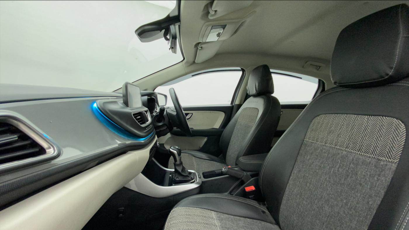 2022 Tata ALTROZ XZA, Petrol, Automatic, 19,606 km, Right Side Front Door Cabin