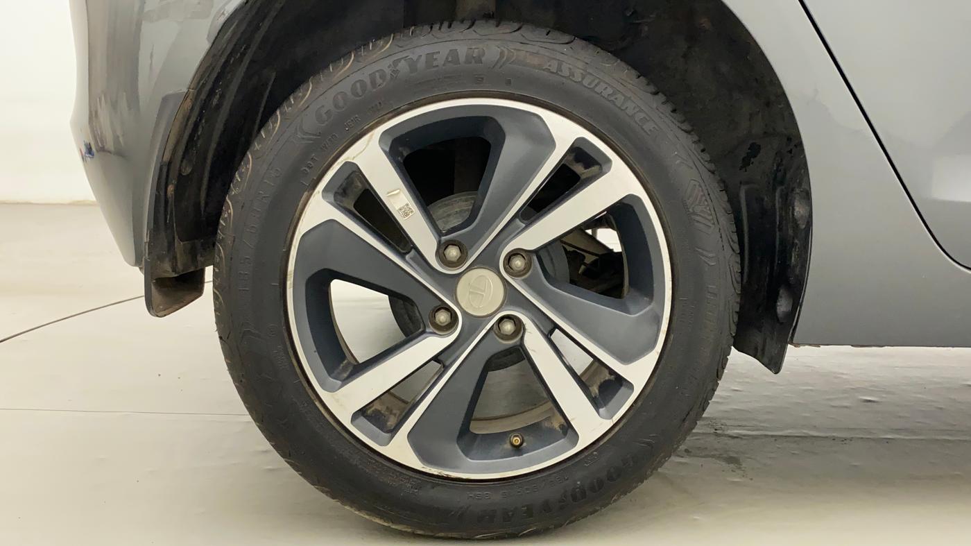 2022 Tata ALTROZ XZA, Petrol, Automatic, 19,606 km, Right Rear Wheel