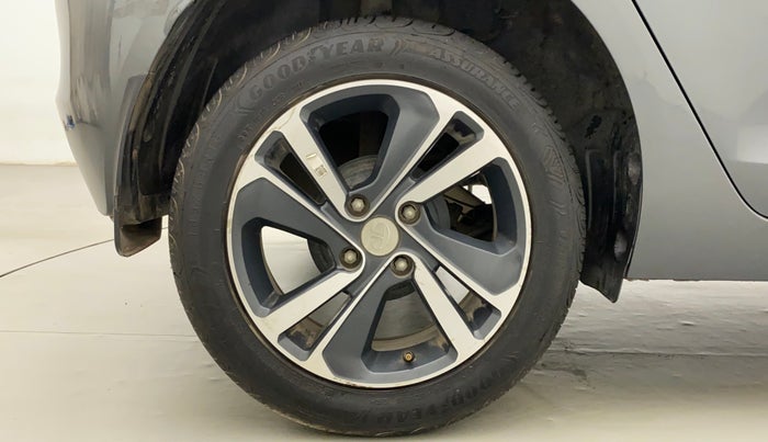 2022 Tata ALTROZ XZA, Petrol, Automatic, 19,606 km, Right Rear Wheel