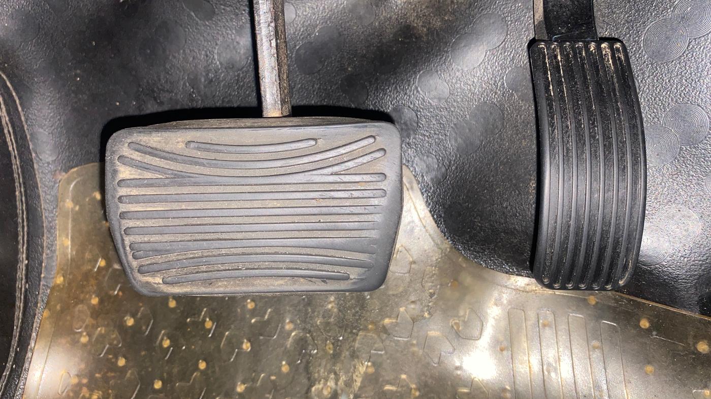2020 Mahindra XUV500 W9 AT, Diesel, Automatic, 1,21,434 km, Pedals