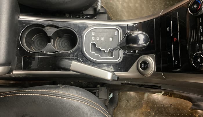 2020 Mahindra XUV500 W9 AT, Diesel, Automatic, 1,21,378 km, Gear Lever