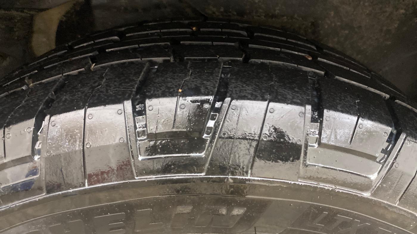 2020 Mahindra XUV500 W9 AT, Diesel, Automatic, 1,21,434 km, Right Rear Tyre Tread