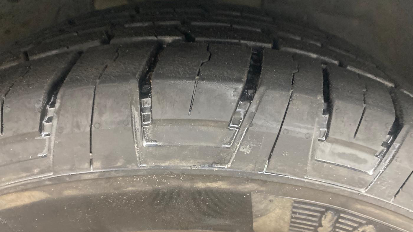 2020 Mahindra XUV500 W9 AT, Diesel, Automatic, 1,21,434 km, Right Front Tyre Tread