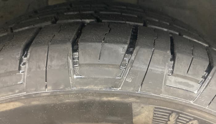 2020 Mahindra XUV500 W9 AT, Diesel, Automatic, 1,21,378 km, Right Front Tyre Tread
