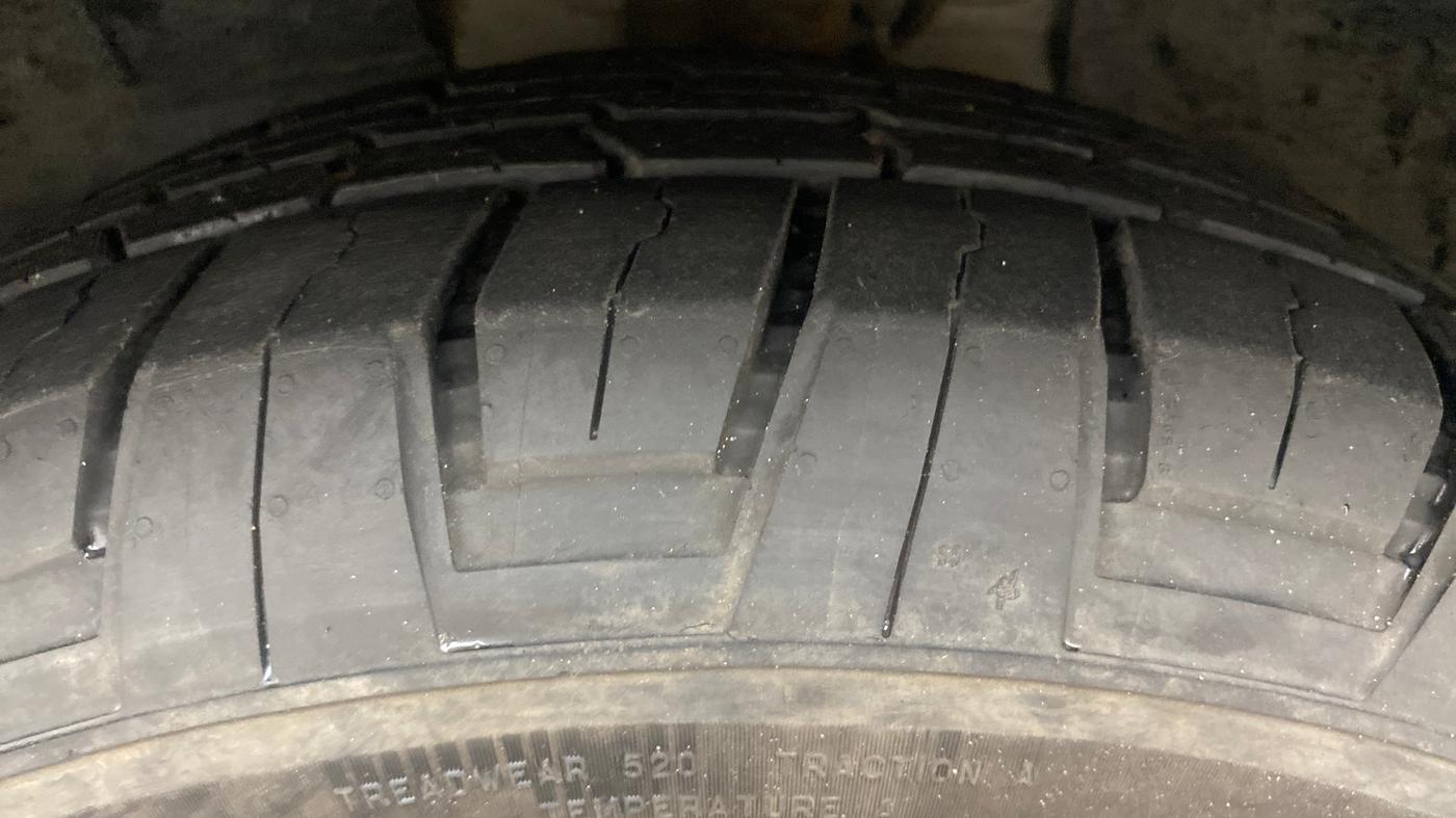 2020 Mahindra XUV500 W9 AT, Diesel, Automatic, 1,21,434 km, Left Front Tyre Tread