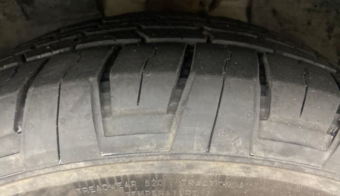 2020 Mahindra XUV500 W9 AT, Diesel, Automatic, 1,21,378 km, Left Front Tyre Tread