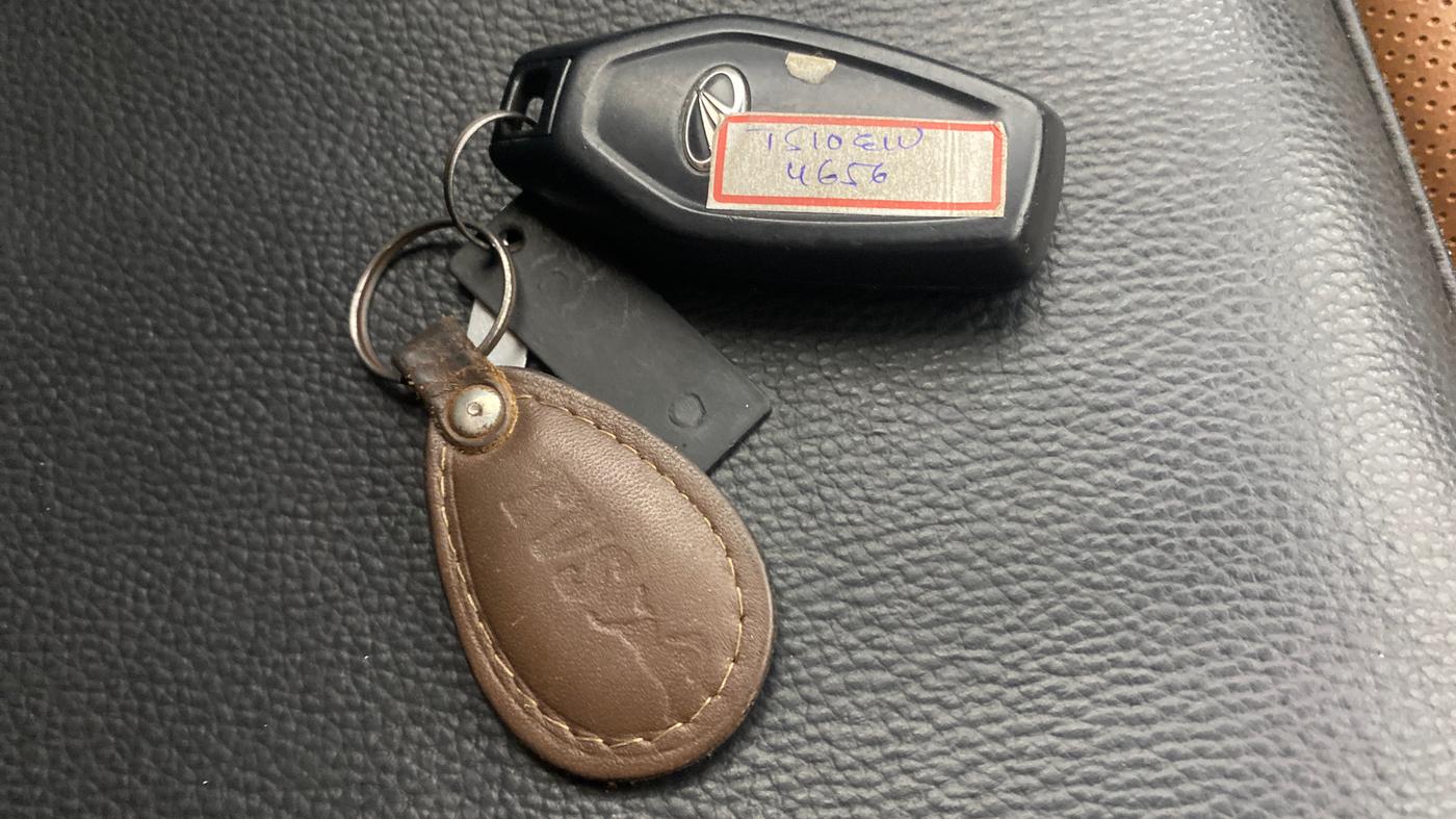2020 Mahindra XUV500 W9 AT, Diesel, Automatic, 1,21,434 km, Key Close Up