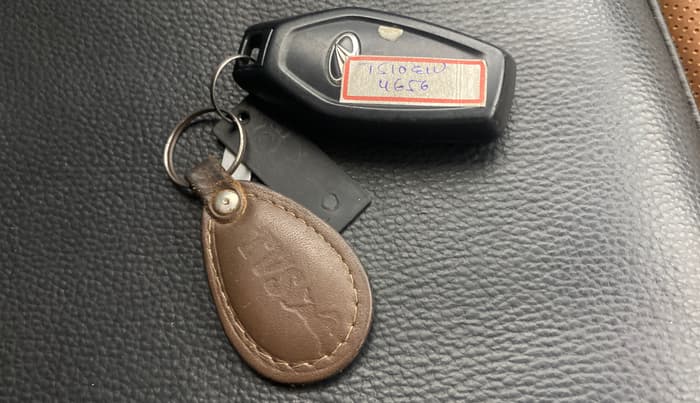 2020 Mahindra XUV500 W9 AT, Diesel, Automatic, 1,21,378 km, Key Close Up
