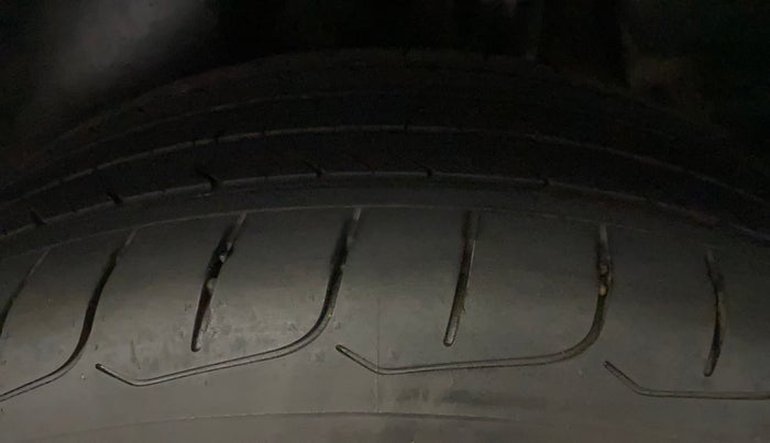 2016 Hyundai Creta SX (O) 1.6 DIESEL, Diesel, Manual, 1,05,451 km, Left Rear Tyre Tread
