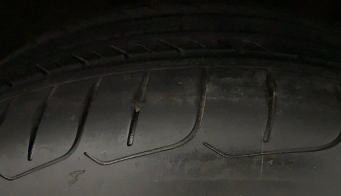 2016 Hyundai Creta SX (O) 1.6 DIESEL, Diesel, Manual, 1,05,451 km, Right Front Tyre Tread