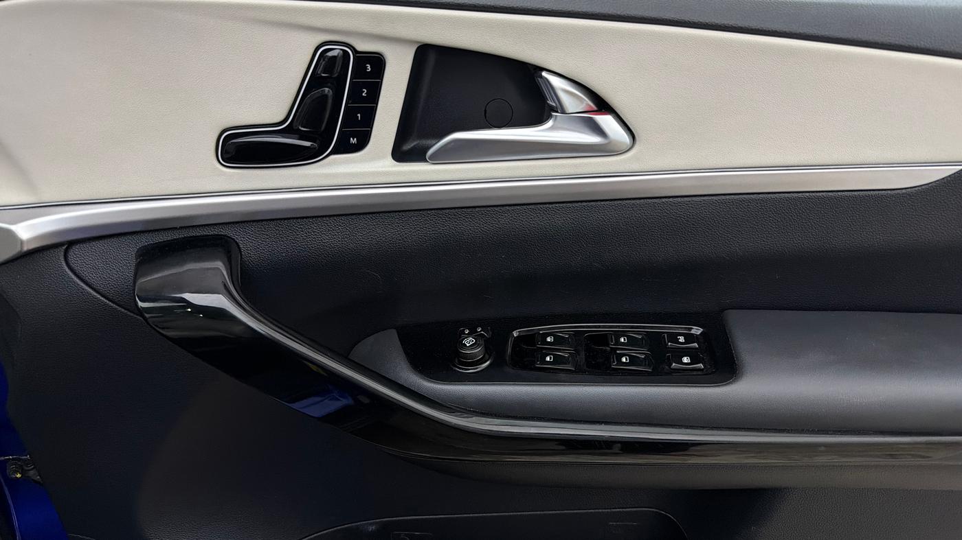 2022 Mahindra XUV700 AX 7 LUXURY D AT 7 STR, Diesel, Automatic, 55,727 km, Driver Side Door Panels Control