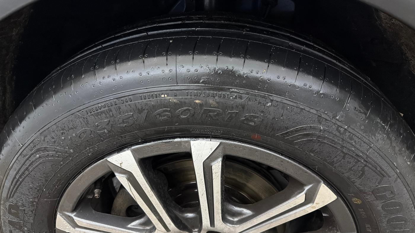 2022 Mahindra XUV700 AX 7 LUXURY D AT 7 STR, Diesel, Automatic, 55,727 km, Left Front Tyre Tread