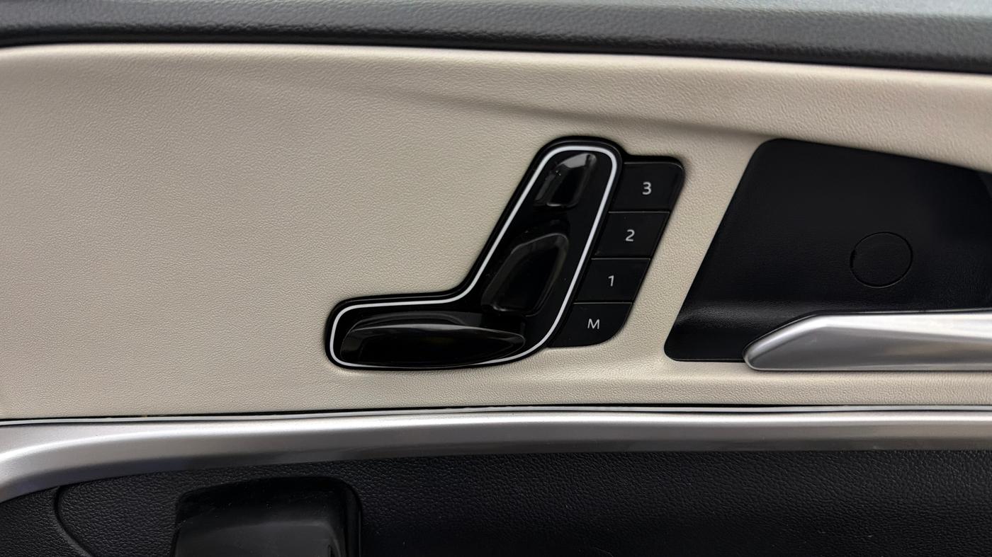 2022 Mahindra XUV700 AX 7 LUXURY D AT 7 STR, Diesel, Automatic, 55,727 km, Driver Side Adjustment Panel