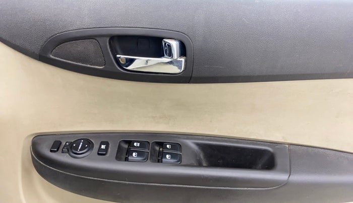 2013 Hyundai i20 MAGNA 1.2, Petrol, Manual, 66,167 km, Driver Side Door Panels Control