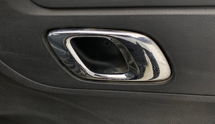 2018 Renault Kwid RXT 1.0, Petrol, Manual, 21,786 km, Driver Side Door Panels Control