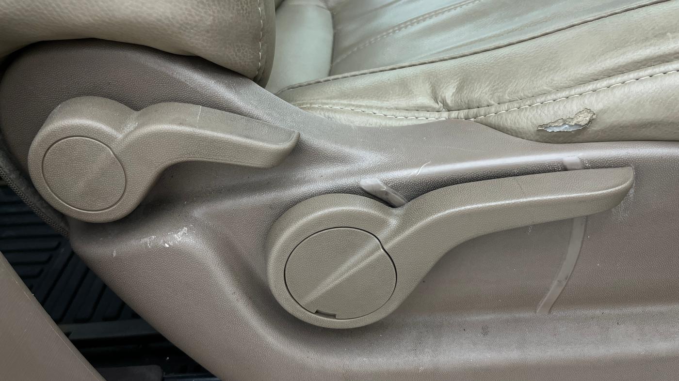 2014 Mahindra XUV500 W6, Diesel, Manual, 78,018 km, Driver Side Adjustment Panel